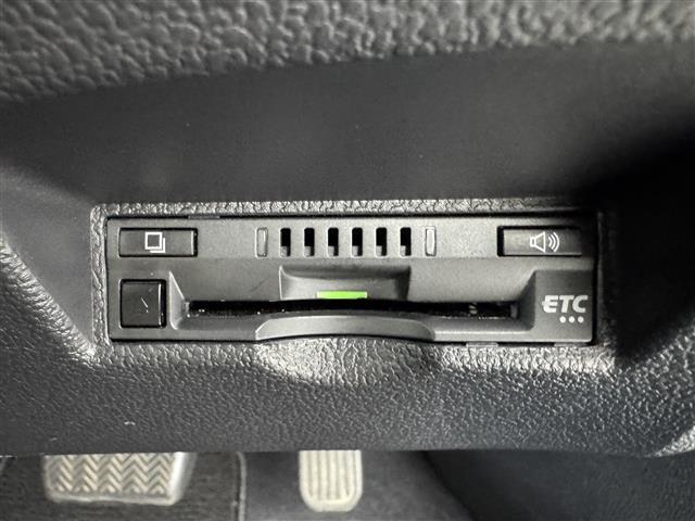【ETC】有料道路を利用する際に料金所で停止することなく通過できる、ETC車載器（ノンストップ自動料金収受システム機器）が装備されています。セットアップを行うことで利用可能になります。