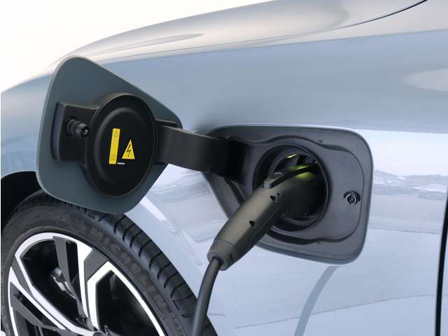 専用コードを接続するだけで簡単に充電が行えます。プラグインハイブリッドモデルRecharge T6 AWD PHEVは、走行中の充電のほか、自宅などに設置された充電機器からの充電が可能です。