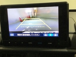リバースギアに入れるだけで後方の表示へ切り替わります。夜間や雨の日の駐車も楽になりますよ。