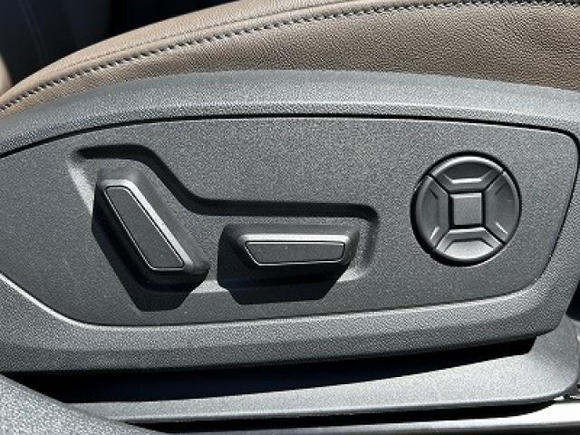 ●フロントシート電動調整機能。快適なドライブを実現します。