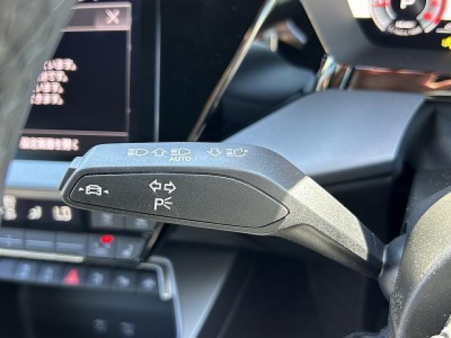 ●アクティブレーンアシスト『60km/h　以上での走行時にドライバーの不注意によってクルマがレーンをはみ出しそうになると、クルマをレーンに戻す方向にステアリングをアシストします。』