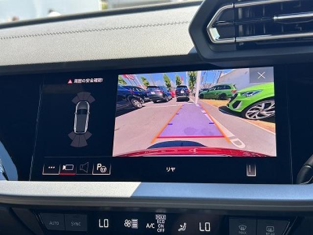 ●リアビューカメラ『入車経路を算出し、ガイドラインと補助線をディスプレイに表示します。同時にバンパーに内蔵のセンサーが障害物を感知し音で注意を促します。後方の死角も安心していただけます。』