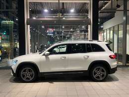 認定中古車「サーティファイドカー」では、　万一お車が故障した場合も、ご購入後2年間は走行距離にかかわらずメルセデス・ベンツ正規サービスネットワークで無料修理いたします。