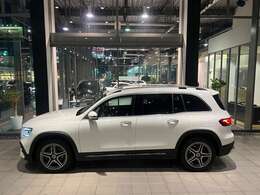 最大100項目の点検整備項目が設定されています。ダイムラー社の厳しいサービス基準に適合した充実の設備を備えたサービス工場とメルセデス・ベンツに精通したサービススタッフが点検整備を入念に実施致します。