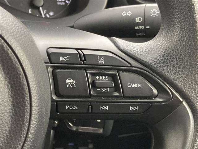 前方の車との車間を設定し、スピードを上げたり緩めたりを自動で行ってくれる追尾式の「レーダークルーズ」。上級装備の一つです！高級車にしかつかない嬉しい機能です。