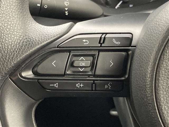 運転中、オーディオの操作をしてて、ハッとしたことはありませんか？ステアリングスイッチは、運転中でもハンドルでオーディオの操作が可能です。安全なドライブをサポートします。