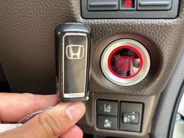 スマートキーです！！鍵をポケットやバッグにいれたままでも、鍵の開け閉めはもちろんの事、エンジン始動もできちゃいます♪ホントに便利です！