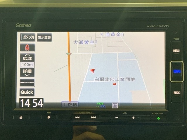 ダッシュボードに自然に溶け込むようにデザインされた純正メモリーナビゲーション。
