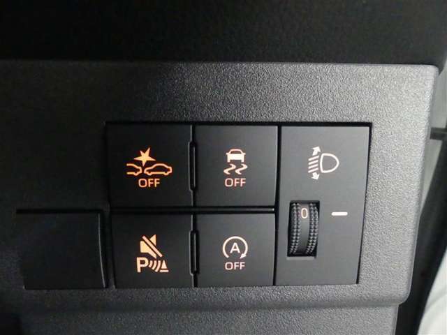 【スマートアシスト】走行中に前方の車両等を認識し、衝突しそうな時は警報とブレーキで衝突回避と被害軽減をアシスト。より安全にドライブをお楽しみいただけます。(