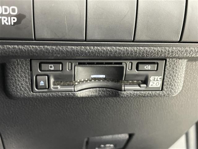 【ETC】有料道路を利用する際に料金所で停止することなく通過できる、ETC車載器（ノンストップ自動料金収受システム機器）が装備されています。セットアップを行うことで利用可能になります。