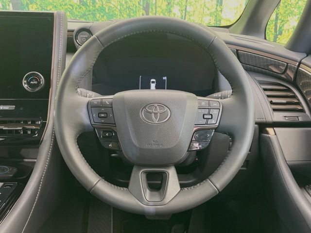 インテリアに合わせたデザインのステアリングは、運転される方のことも考え、運転しやすい形状、大きさです。是非一度、実際に触ってお確かめください。