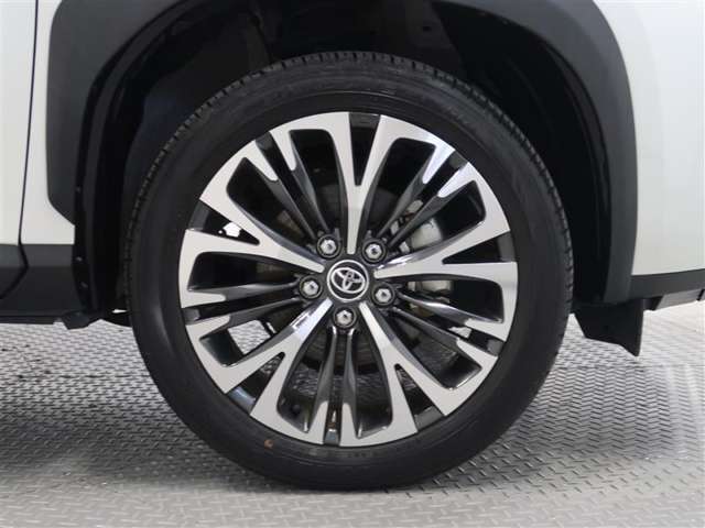 アルミホイール装着、タイヤサイズは215/50R18です。
