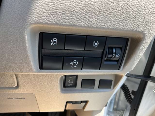 スライドドアは両手がふさがっていても、ボタンを押すだけでカンタンにオート開閉、運転席からやインテリジェントキーからも操作できます。
