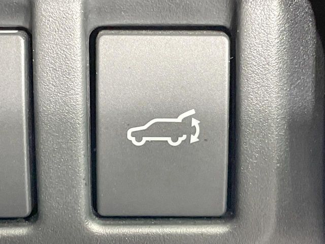 【パワーバックドア】スマートキーや運転席のボタンを押すだけでリアゲートが自動で開閉します！荷物を持っている時や、高い位置にあるバックドアを閉める際に便利な機能です♪