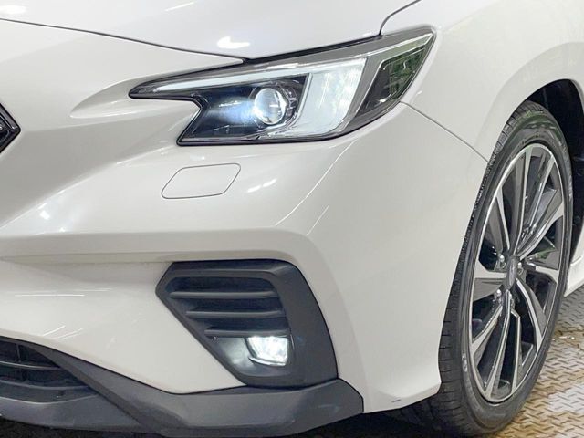 【LEDヘッドライト】悪天候や夜間走行時も良好な視界を確保し安心して運転できる高輝度LEDヘッドライトを装備！点灯速度が早く、消費電力も抑えられています。