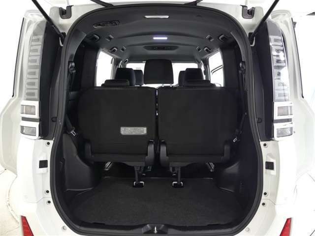 三列目シートは、折りたためますので大きなスペースが出来ちゃいます。キャンプ用品など大きな荷物もばっちり収納可能です♪