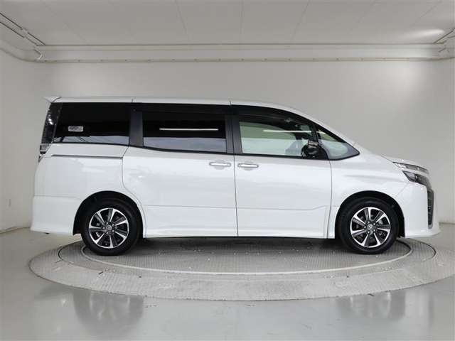 両側パワースライドドア付きだから、狭い駐車スペースなどでの 乗り降りラクラク！小さなお子さまのいるご家庭には嬉しい装備。