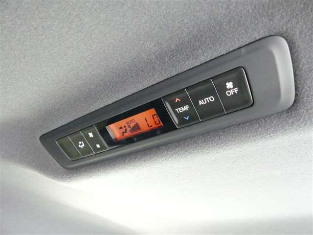 後部座席にもオートエアコン装備ですから車内は、とっても快適です。