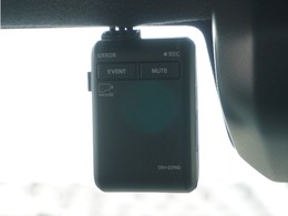 ◆ドライブレコーダー◆映像・音声などを記録する自動車用の装置です。　もしもの事故の際の記録はもちろん、旅行の際の思い出としてドライブの映像を楽しむことができます。