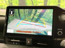 【バックカメラ】駐車時に後方がリアルタイム映像で確認できます。大型商業施設や立体駐車場での駐車時や、夜間のバック時に大活躍！運転スキルに関わらず、今や必須となった装備のひとつです！