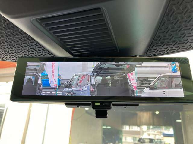 【インテリジェントルームミラー】スイッチをONにするとルームミラーが車両後方のカメラによる映像に切り替わり、車両後方をクリアに映し出します。雨天時には、雨滴のないクリアな後方視界を確保します。