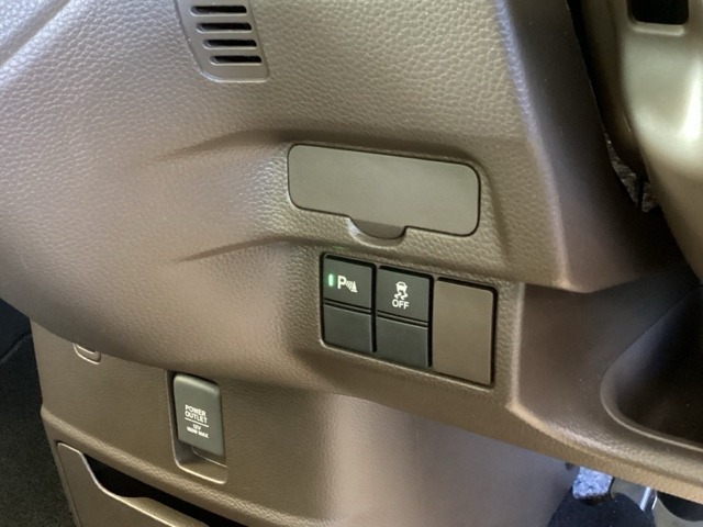 横滑り抑制スイッチやパーキングセンサーのスイッチは運転席左側です。