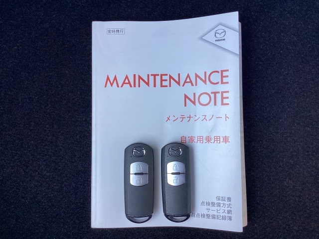 当社下取りワンオーナー車！記録簿・取扱説明書あります☆アドバンストキーも付いてます。カギを取り出すことなく車のドアの開け閉めからエンジン始動まで出来ますので便利な装備です☆