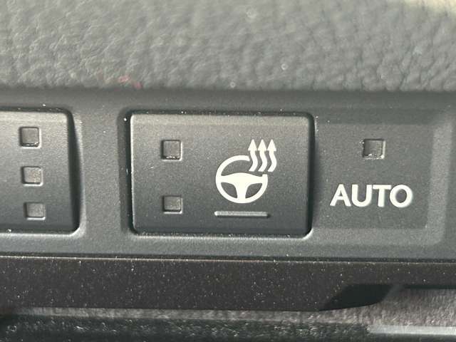 【ステアリングヒーター】冬場の寒い日に手がかじかみながら運転するのはツライですよね。でも、これがあれば安心です！ハンドルのグリップ部がじわっと暖かくなって心までポカポカします。