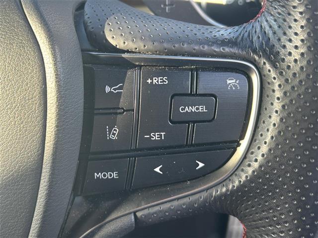 【レーダークルーズコントロール】アクセルを踏まなくても、設定した速度で走行できます！先行車との車間距離を適切に維持する追従走行の機能も有しています。機能には限界があるためご注意ください。