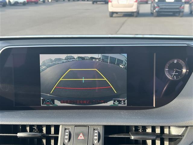 【バックモニター】後ろのカメラの映像がモニターに映し出されるので、後方の見えない死角や、障害物との距離感などもしっかり安全確認することができます！