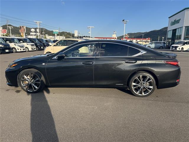 【左】お車を左から見るとこのような感じです。ヘッドライトの形や、エアロなどの装備品を確認できます。