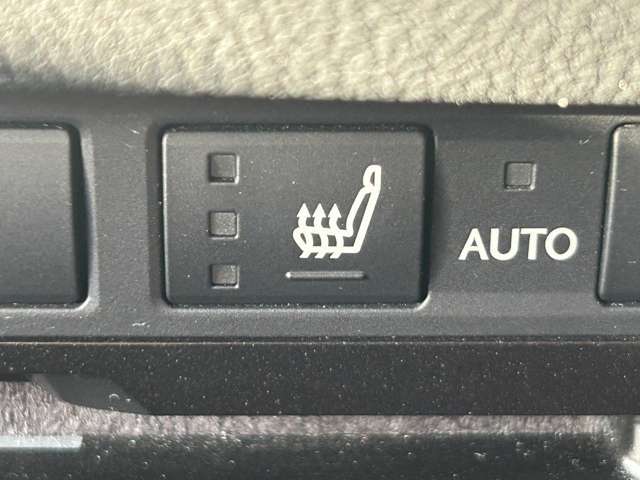 【シートヒーター】寒い日はもちろん、夏の冷房中にも効果を発揮します。長時間座っていると負担のかかりやすい背中や腰、寒い日に冷えやすい脚部に快適なぬくもりを伝えます。