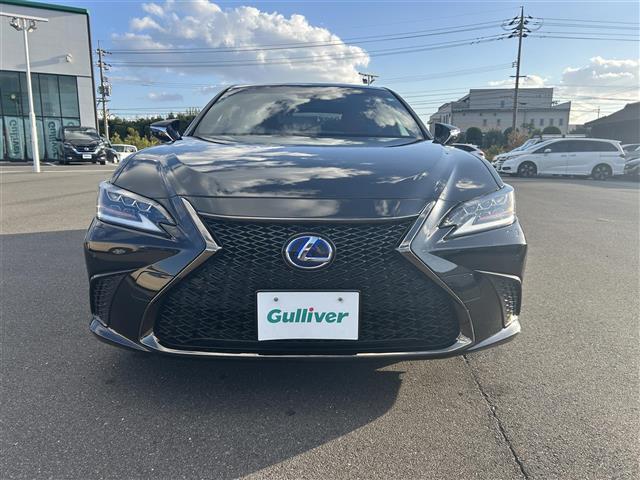 【正面】お車を前から見るとこのような感じです。ヘッドライトの形やグリル等顔つきを確認できます。