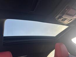 【ムーンルーフ】天井から太陽の穏やかな光や爽やかな風を取り込むことができる、トヨタの「サンルーフ」です！頭上のスイッチでムーンルーフを開閉することができます。