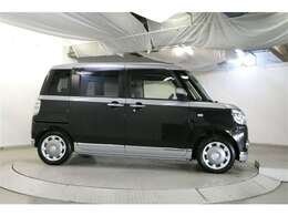 パワースライドドア装備で乗降りラクラク！　開閉もスイッチ一つでワンタッチですよ。　お子様やお年寄りの方も安心してお乗りできます。　坂道で開閉が重くなってしまう時に便利ですよ。