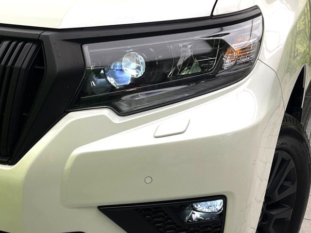 【LEDヘッドライト】悪天候や夜間走行時も良好な視界を確保し安心して運転できる高輝度LEDヘッドライトを装備！点灯速度が早く、消費電力も抑えられています。