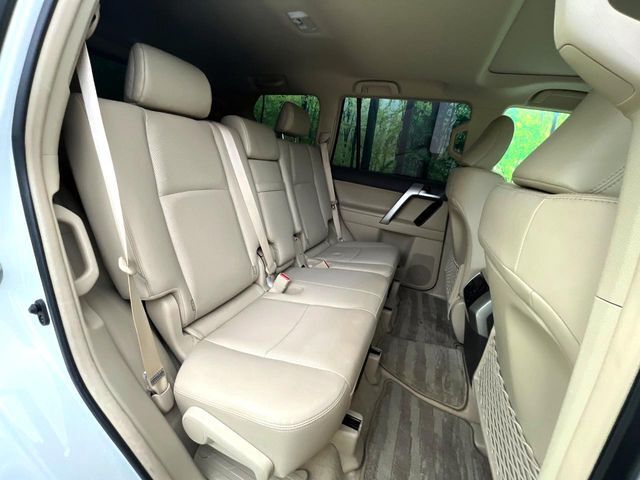 後部座席も気になるようなキズ・汚れやへたり等、大きなダメージはなく、良好な状態です。