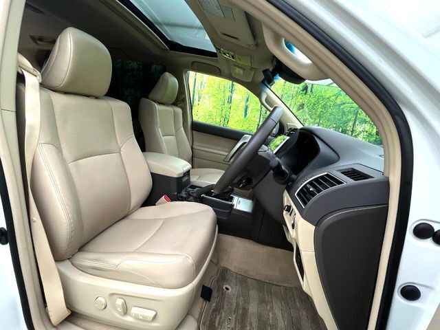 【ベージュレザーシート】デザイン性が高く、高級感のあるベージュ革シート。常に体に触れる部分だから、座り心地の良さにはこだわりたいですね♪汚れの付着や劣化を抑制する内装コーティング施工もおススメですよ♪