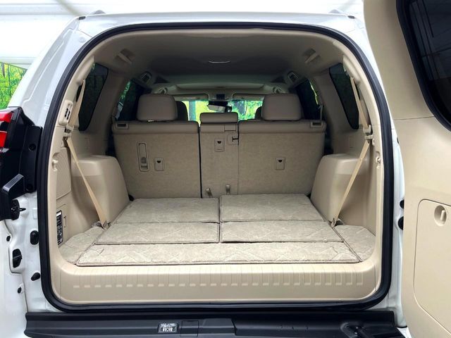 後席を格納すると、これだけの広さが！シーンに合わせたシートアレンジで、大きな荷物も積むことが出来ます♪