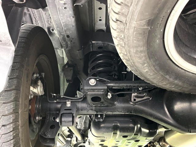 お車を安心してお乗りいただく為には、足回りの定期点検が欠かせません。サービスサポート（有償保証）では無料点検もご提供しており、安心のカーライフをお過ごしいただけるサポート体制が整っています。