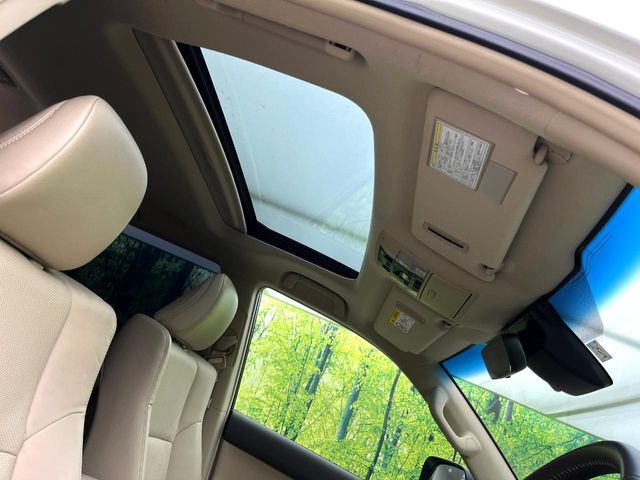 【サンルーフ】開放感たっぷりの希少装備、サンルーフが装着されています！車内に明かりを取り入れたり景色を楽しむ以外にも、車内の空気も簡単に換気できて快適です！