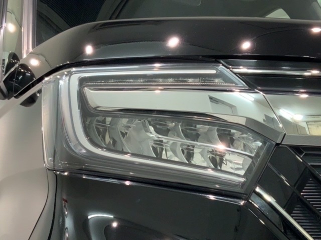 LEDヘッドライトは、点灯の瞬間から最大光量を発揮し、突然暗くなるトンネルなどでの安定感を高めます。