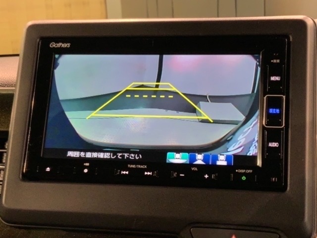 リバースギアに入れるだけで後方の表示へ切り替わります。夜間や雨の日の駐車も楽になりますよ。