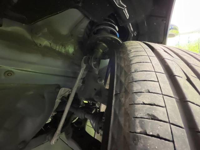 お車を安心してお乗りいただく為には、足回りの定期点検が欠かせません。サービスサポート（有償保証）では無料点検もご提供しており、安心のカーライフをお過ごしいただけるサポート体制が整っています。