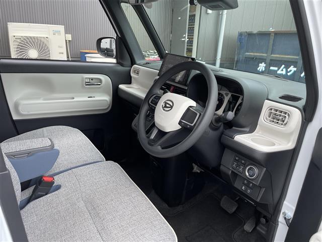 【運転席】座り心地が良いシートなので長時間の運転でも快適にお過ごしいただけます。新品のフロアマットのご注文も可能です。掲載箇所以外にご希望の写真がございましたらお気軽にお問い合わせ下さい。