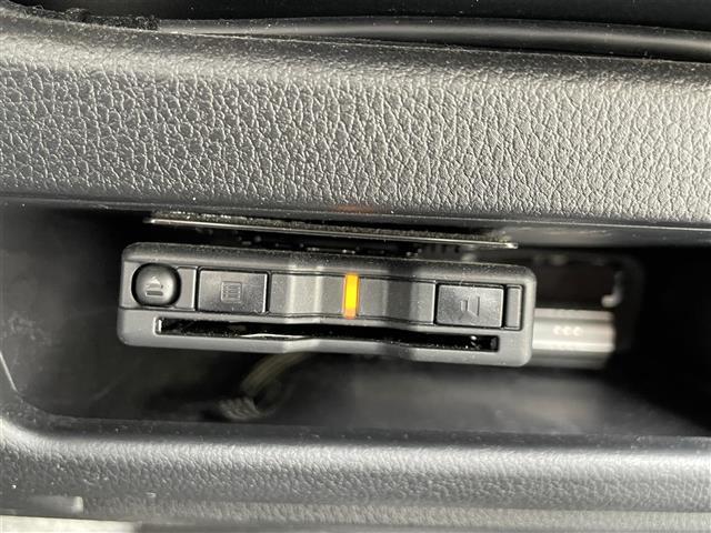 【ETC】有料道路を利用する際に料金所で停止することなく通過できる、ETC車載器（ノンストップ自動料金収受システム機器）が装備されています。セットアップを行うことで利用可能になります。