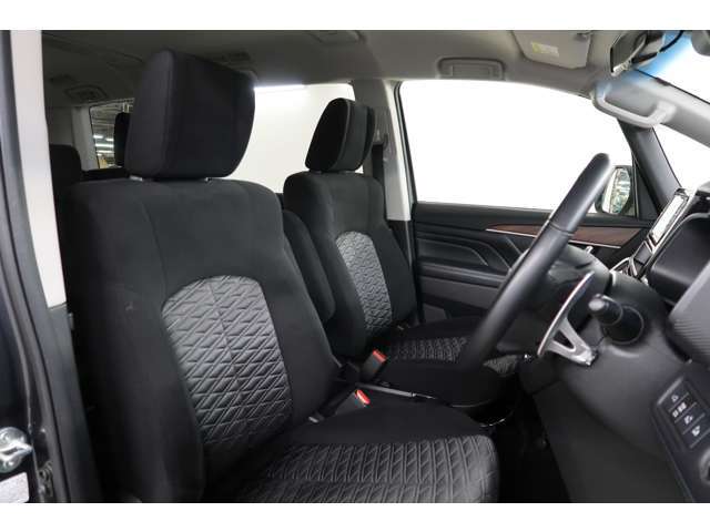 内装ブラック　フロントシートヒーター　運転席にはパワーシートを装備