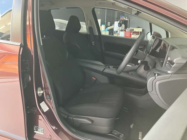 運転席、助手席です。座面も広くゆったりと座れてアームレストも付いているので重宝します。