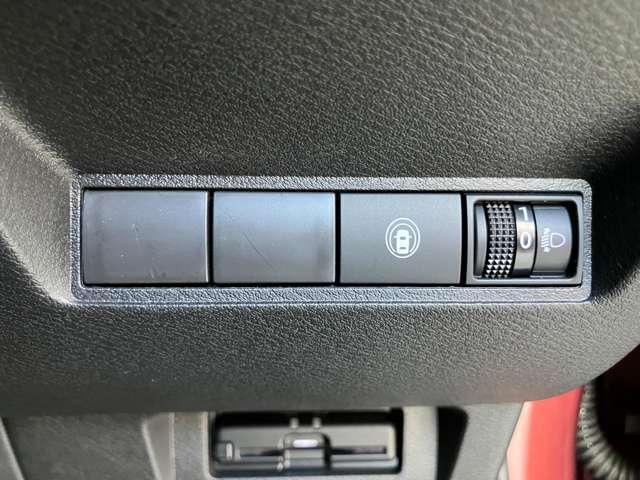 安全装備に関するボタンは運転席周りにまとめて設置されています