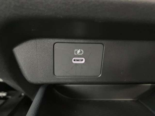 メインスイッチやUSB電源などが中央部にまとめられています。